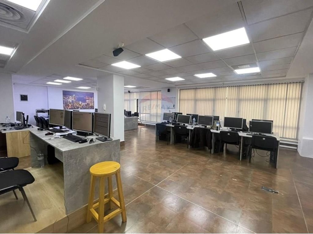 AMBIENT PER ZYRA ME QIRA TEK RRUGA E BARRIKADAVE!