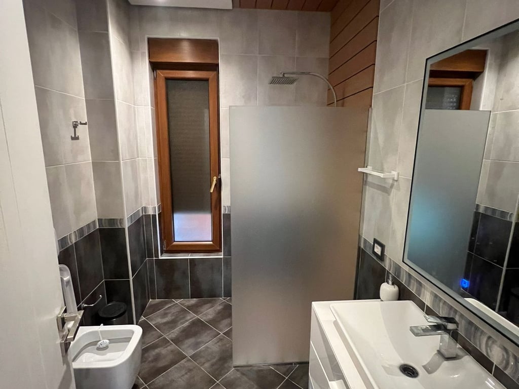 Vendesi Villa a 3 Piani a TEG 600.000 euro