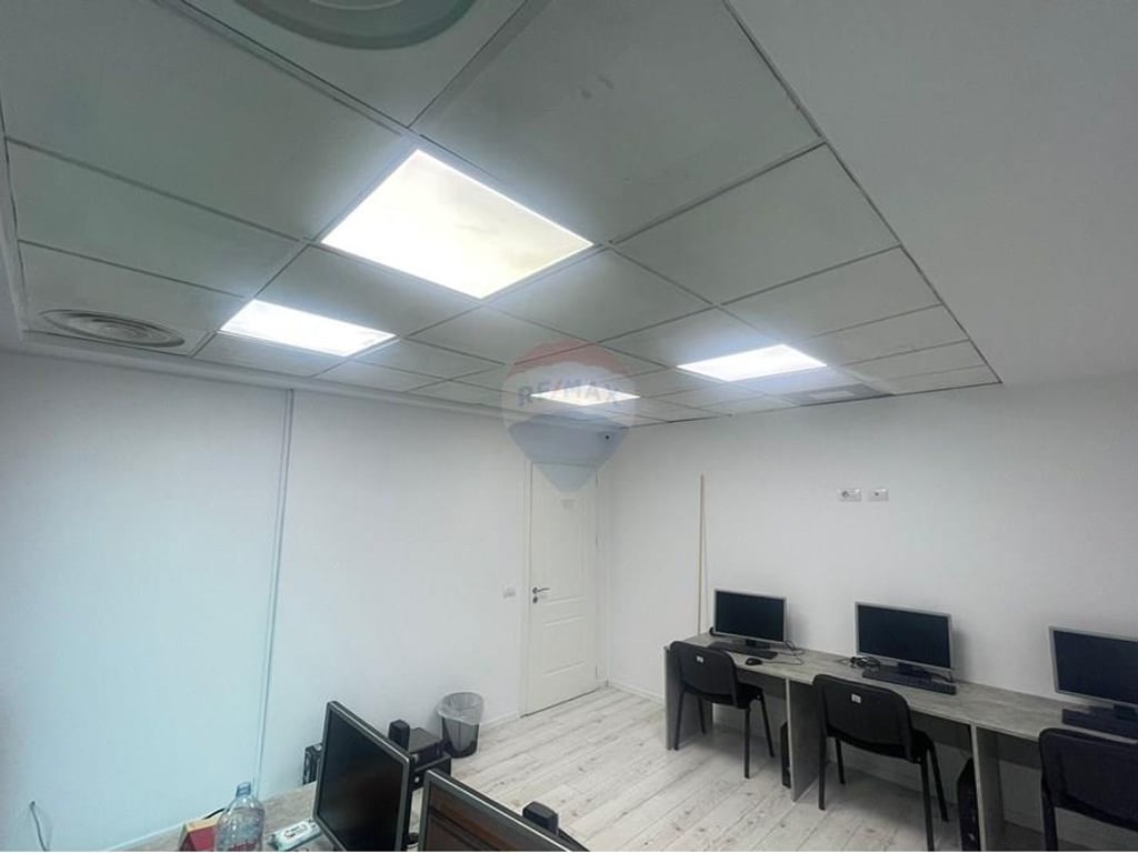 AMBIENT PER ZYRA ME QIRA TEK RRUGA E BARRIKADAVE!