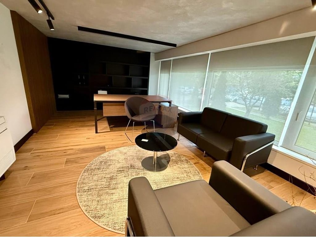 Tirane, jepet me qera ambjent biznesi , 146 m² 1.400 € (Rruga Aleksandër Moisiu)