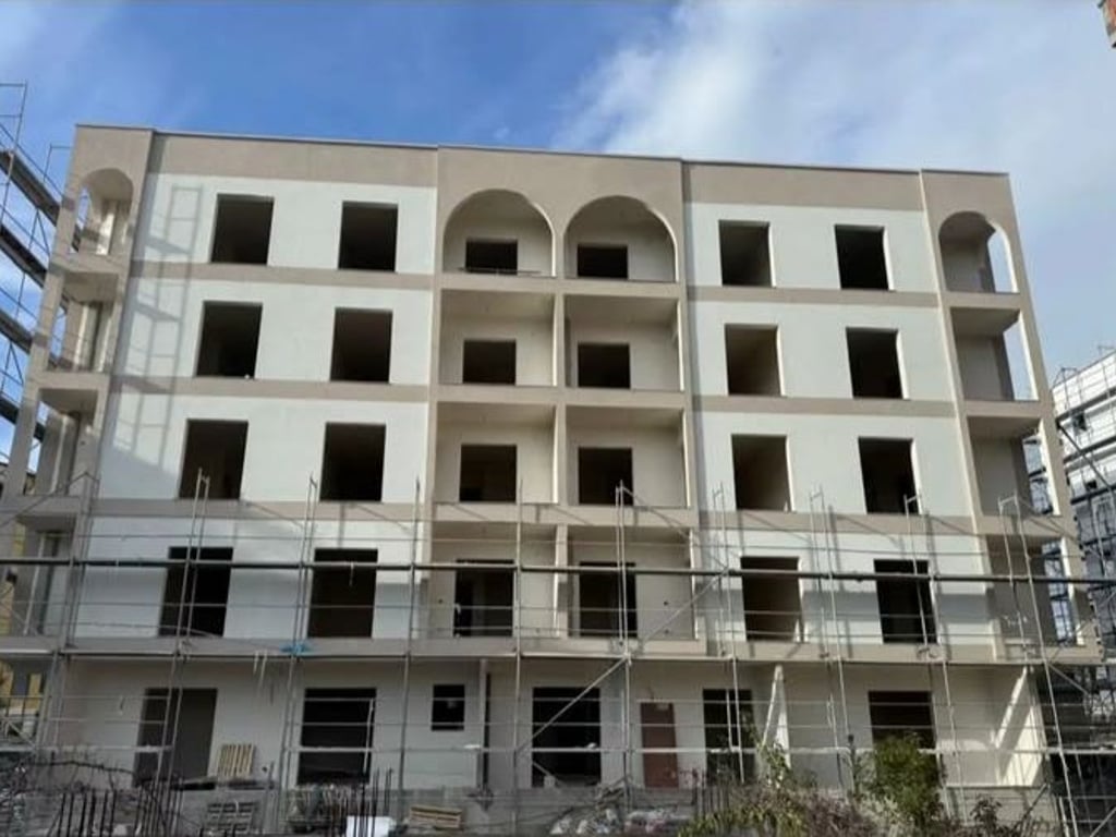 Shitet Apartament  në Golem 1+1!!!!