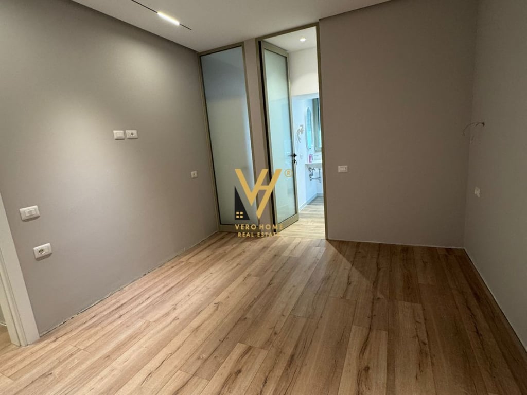 JEPET ZYRE 80 M2 ME QERA NE VASIL SHANTO 1.700 EURO