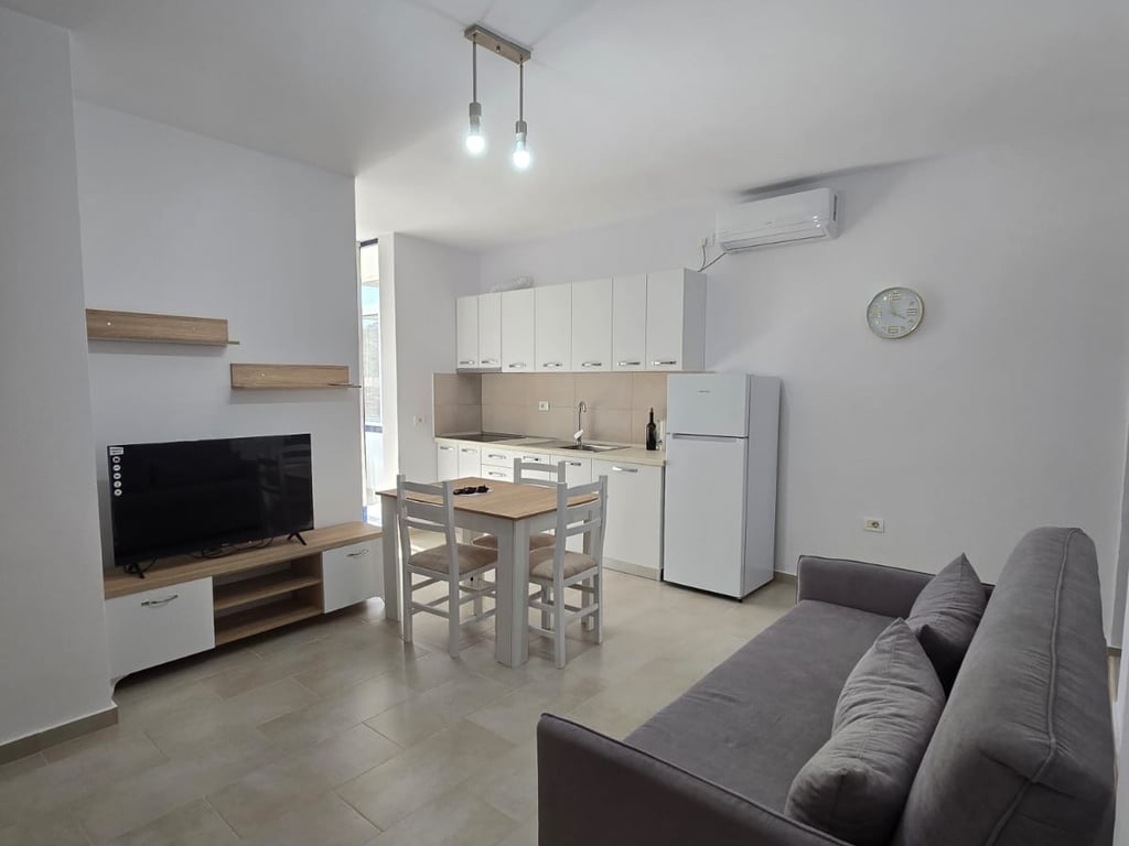 1+1, furnished, Hilton complex Kavaja street, 550 euros