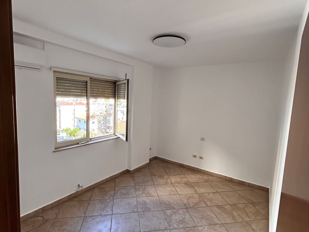 Affittasi appartamento 2+1 in Via Fortuzi.