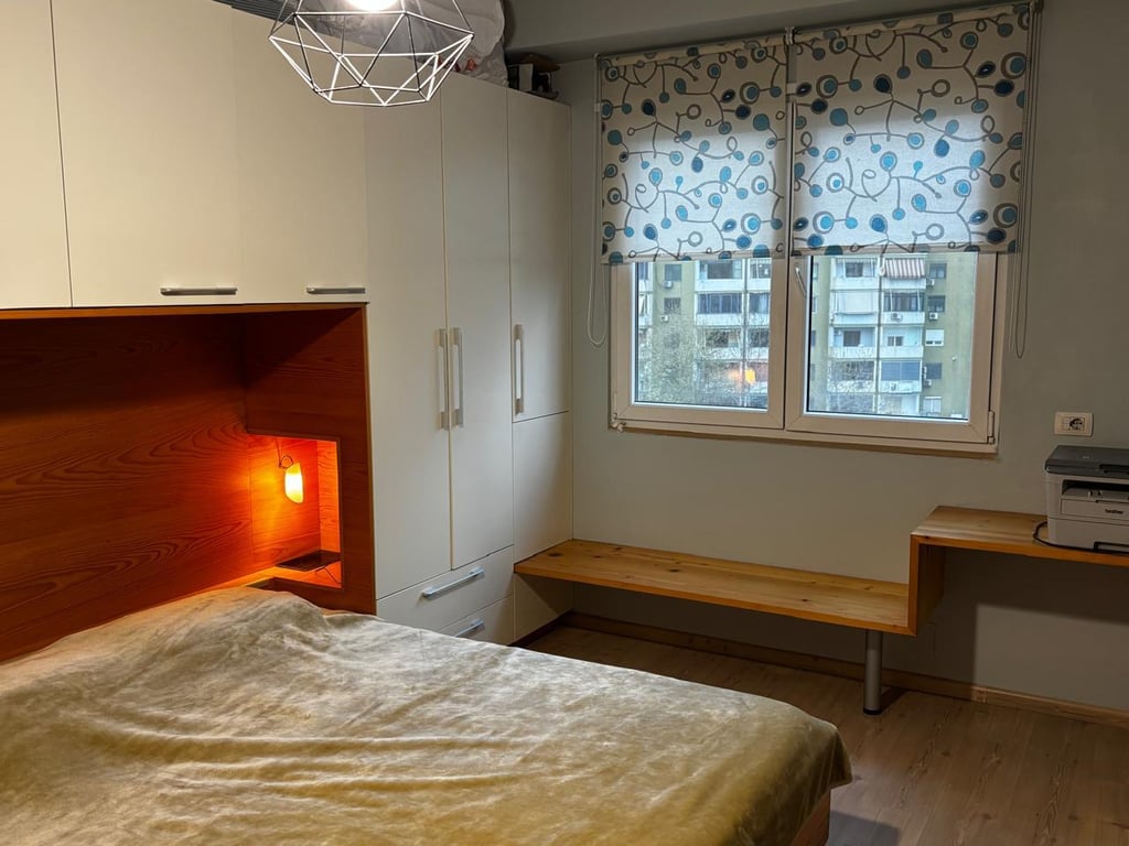 Shitet Apartament 1+1 +2 Poste Parkimi Materniteti i Ri ( Brryli)