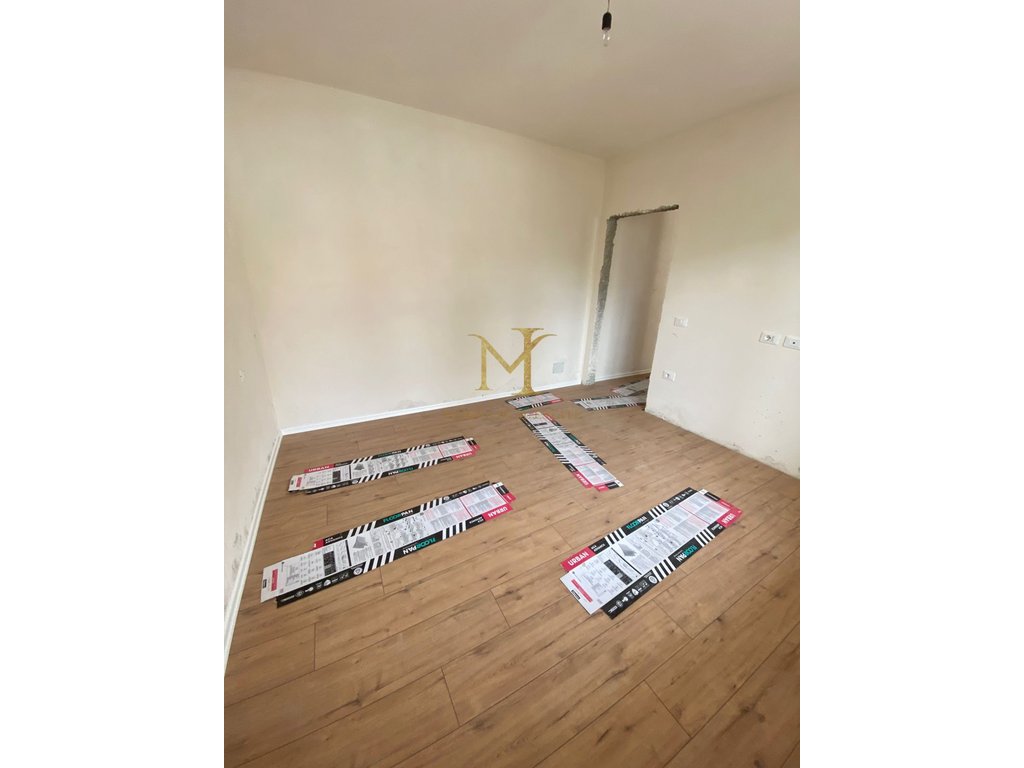 VENDESI APPARTAMENTO PRESSO IL MERCATO INDUSTRIALE A DURAZZO!!