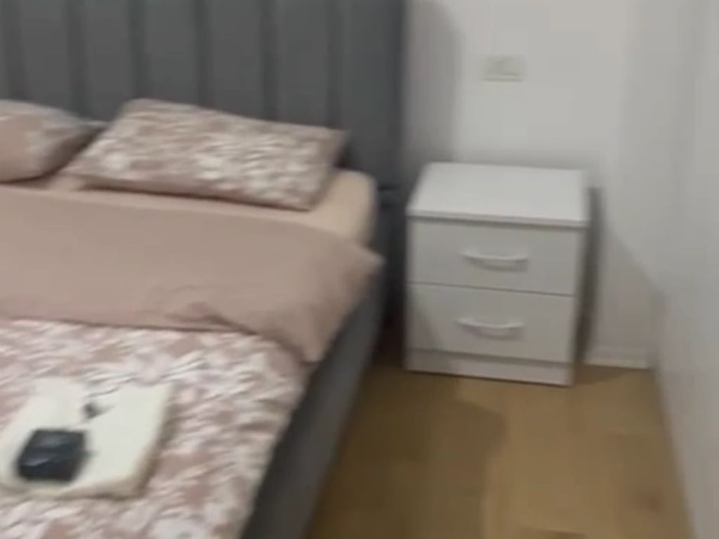 Jepet me qera Apartamenti 2+1 , Zogu i Zi prane Ring Center  Cmimi: 600 euro 