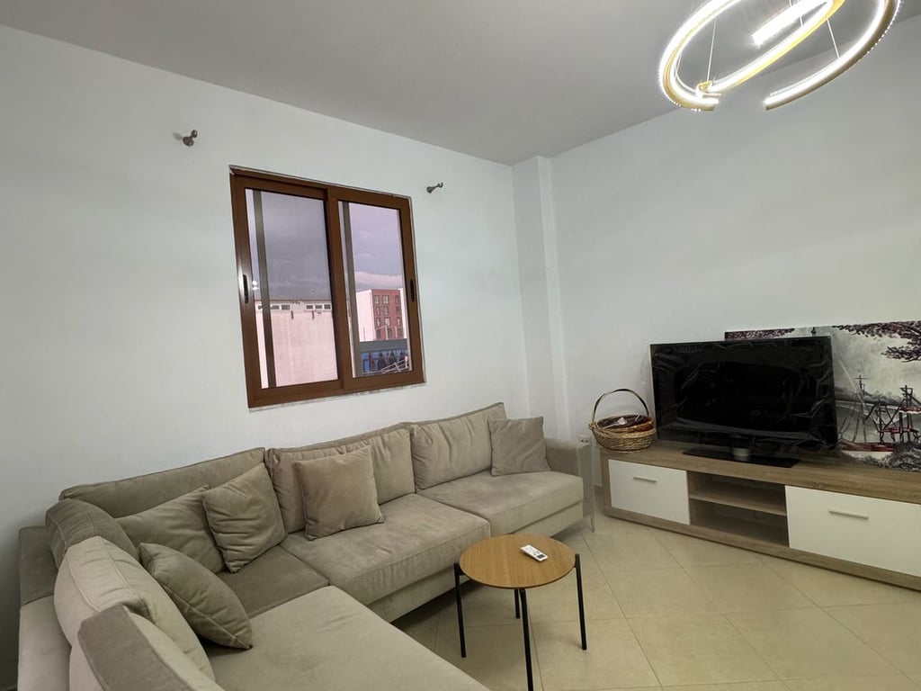 Jepet me qera Apartamenti 2+1 Rruga 5 maj , prapa concord center prane big market  Cmimi: 450mije leke