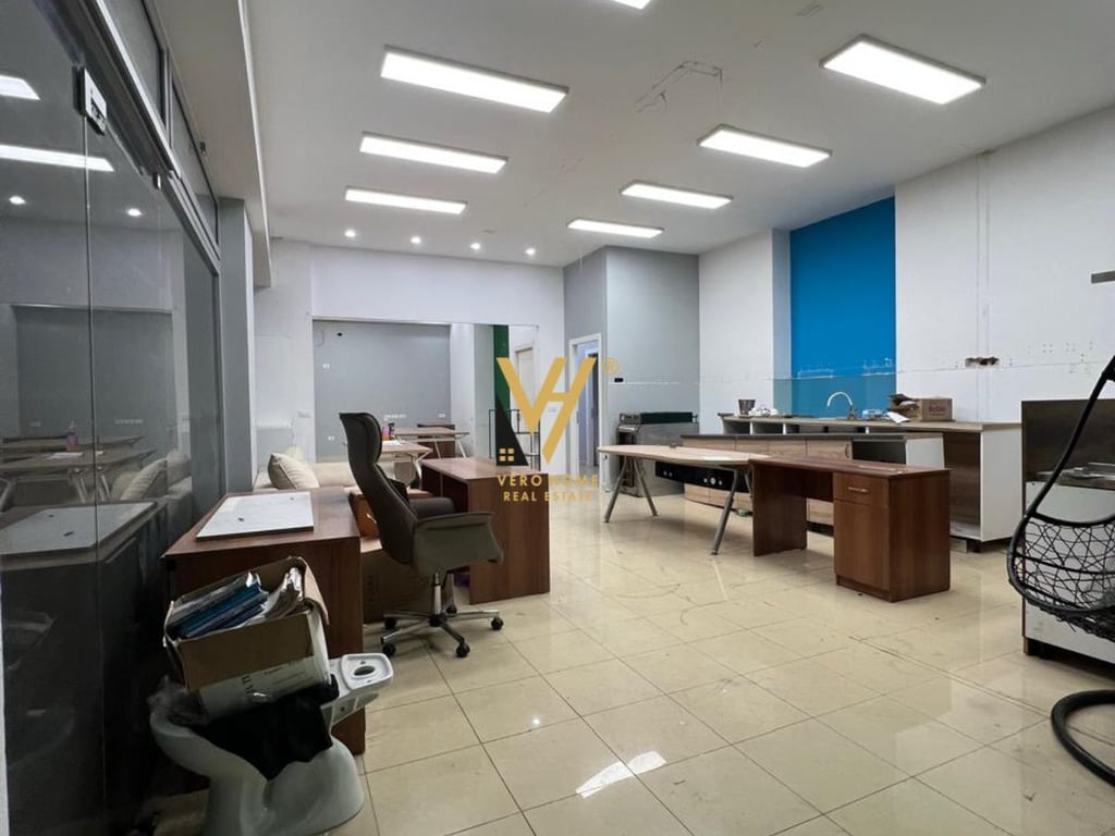 STORE 187 M2 AT THE TRAIN STATION 430,000 EURO