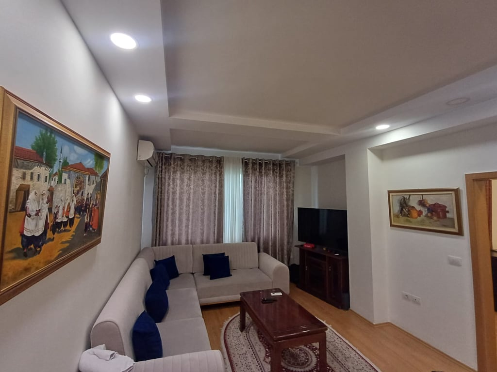 Zyre me qira ne Bllok Prane Sky Tower 700 euro