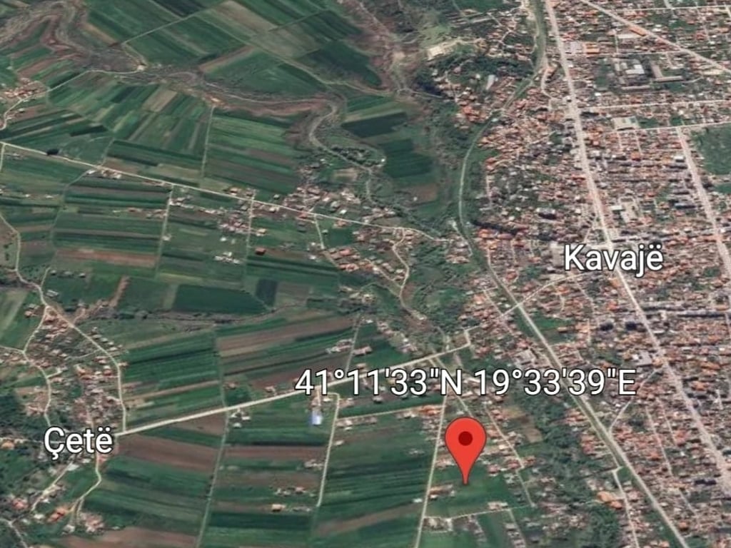 Çete, Shitet truall per vile 4 min nga qendra Kavaje, afer rruges Çetes.