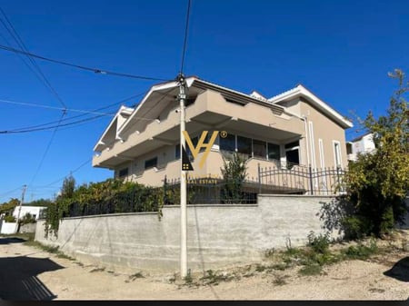 VENDESI VILLA A TRE PIANI A DURAZZO 250.000 EURO