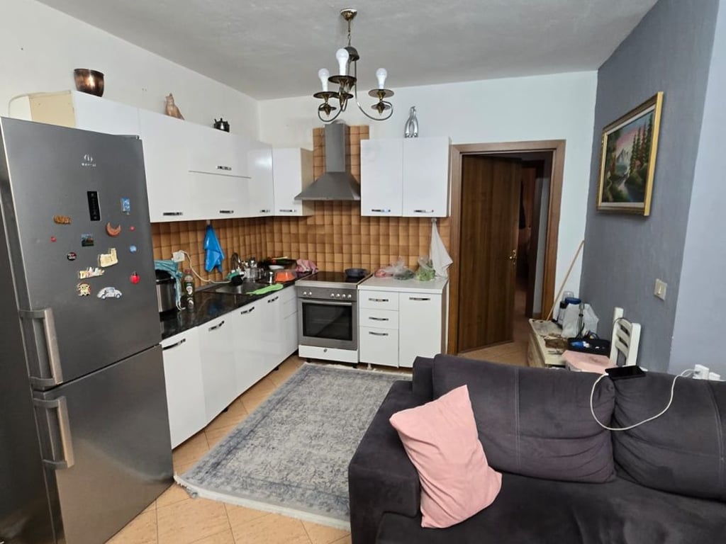 Shitet apartament 2+1 në zonën e Komunës së Parisit!