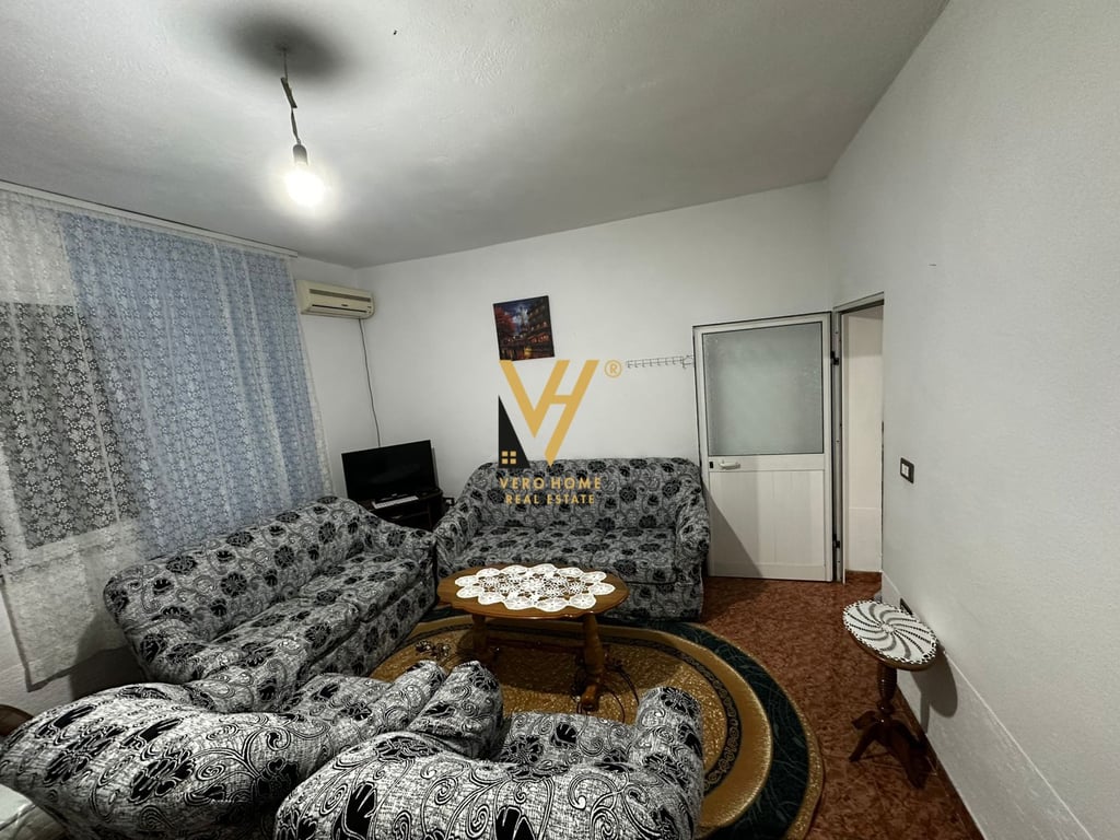 AFFITTASI IL PIANO DI UNA VILLA IN VIA HYSEN KAZAZI 40.000 LEK.