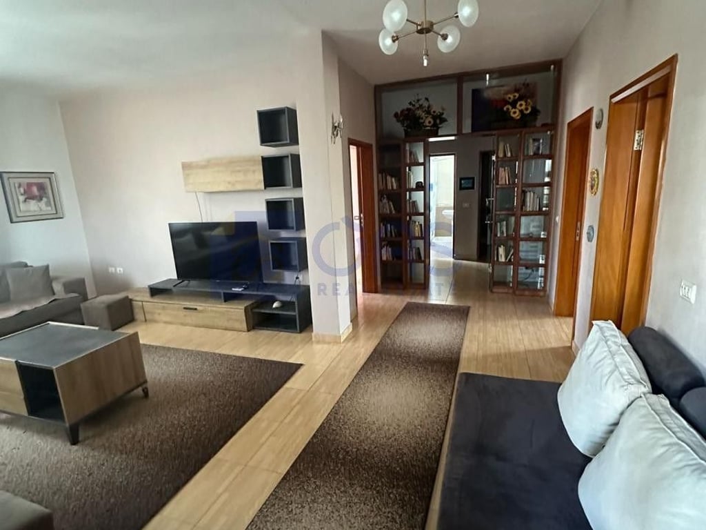 Apartment 3+1 for rent at Siri Kodra 650 euros.