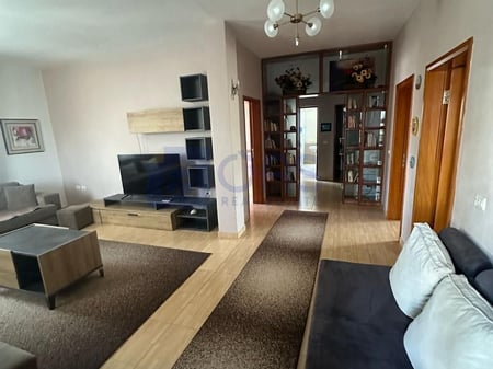 Apartment 3+1 for rent at Siri Kodra 650 euros.