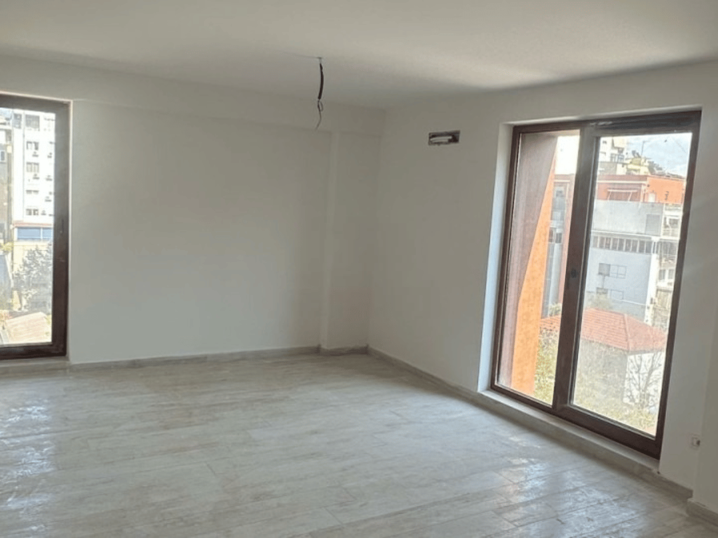 In Via Kavajë si affitta l'intero quinto piano di un nuovo palazzo a 2400 €.