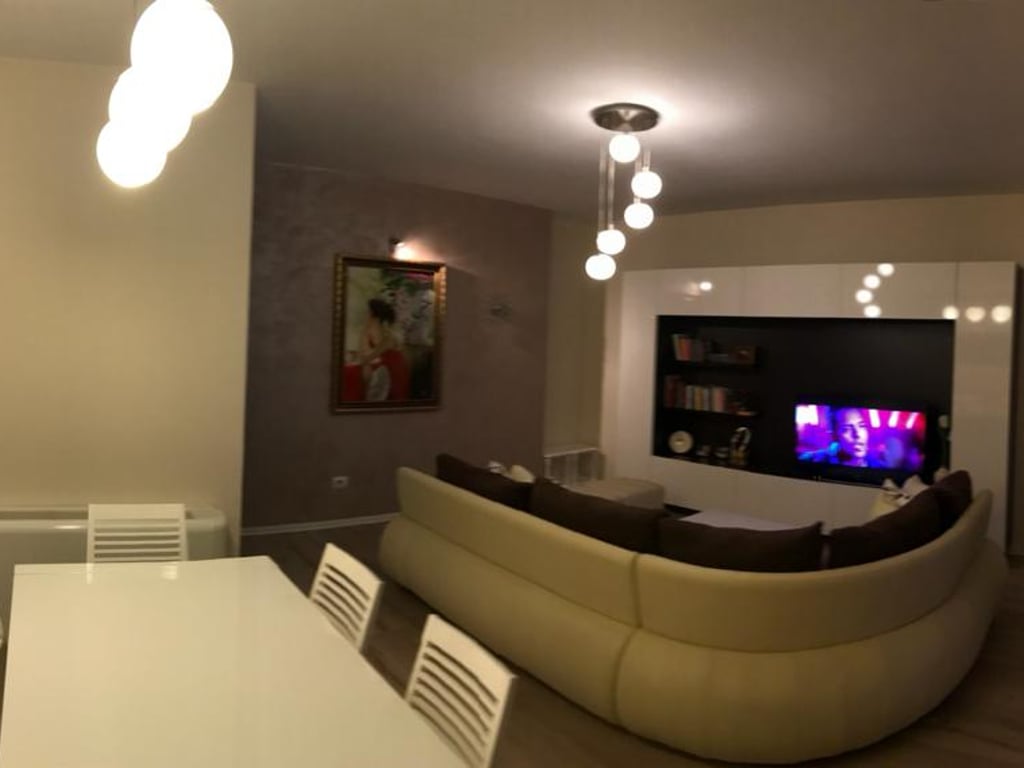Apartament 2+1+2. Ndërtes e re. Në detaj e mobiluar.