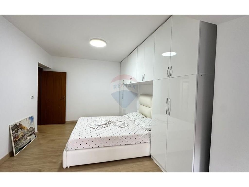 1+1 APARTMENT, MYSLYM SHYRI
