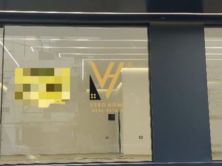 SHOP OF 90 M2 FOR RENT NEAR SQUARE 21 2,500 EURO