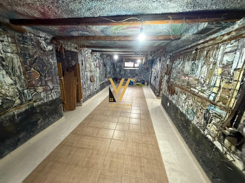 JEPET AMBIENT BIZNESI 70 M2 ME QERA NE BLLOK 600 EURO