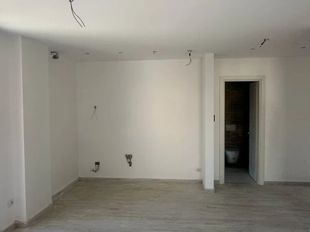 In Via Kavajë si affitta l'intero quinto piano di un nuovo palazzo a 2400 €.