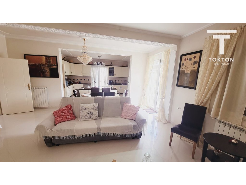 In vendita – Villa a 2 piani con piscina a Vaqarr, Tirana