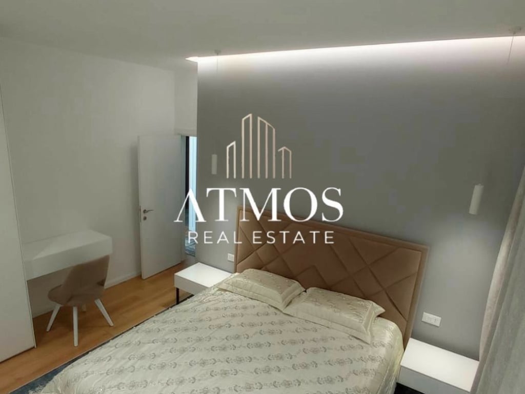 Jepet me qera apartament 3+1+2  Square 21 , Rruga Kavajes 