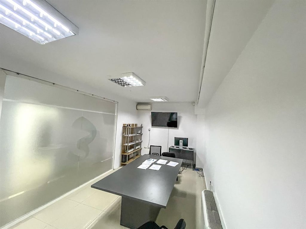 JEPET ME QERA  ZYRE 300M2 3000 EURO QENDER SELVIA