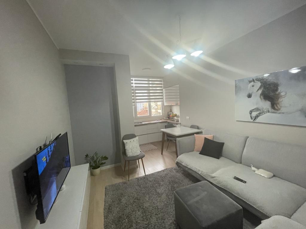 Shitet Apartamenti 2+1 , Myslym shyr , Rruga Islam Alla , prane ish adidasit