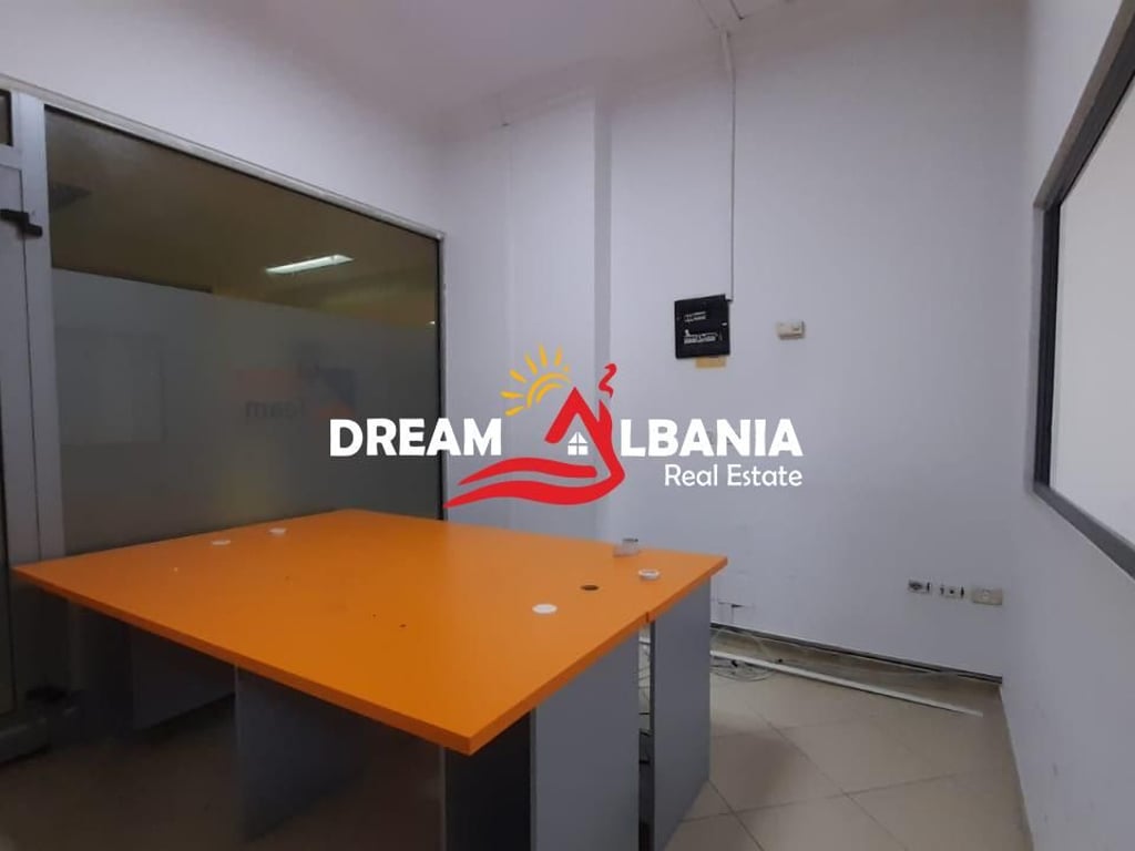 Ambjent per zyra me qera te Rruga e Kavajes prane Globe (ID 42611104).