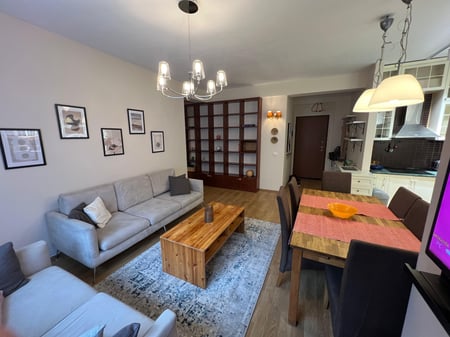 Apartament 2+1+2 me qira tek Komuna e Parisit, Prane Qendres Kristal