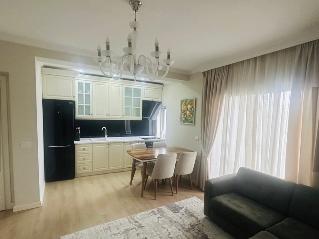 A 2+1 apartment is available at Wilson Square.