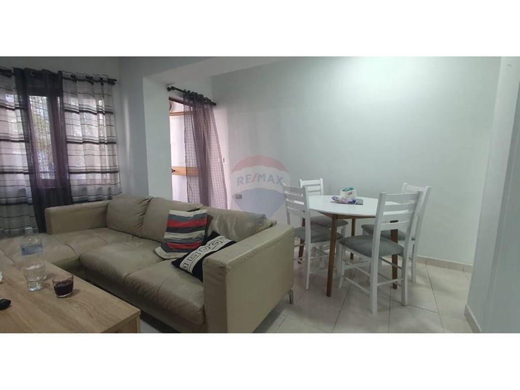 Jepet apartament 2+1 ne qender tek kafe Flora