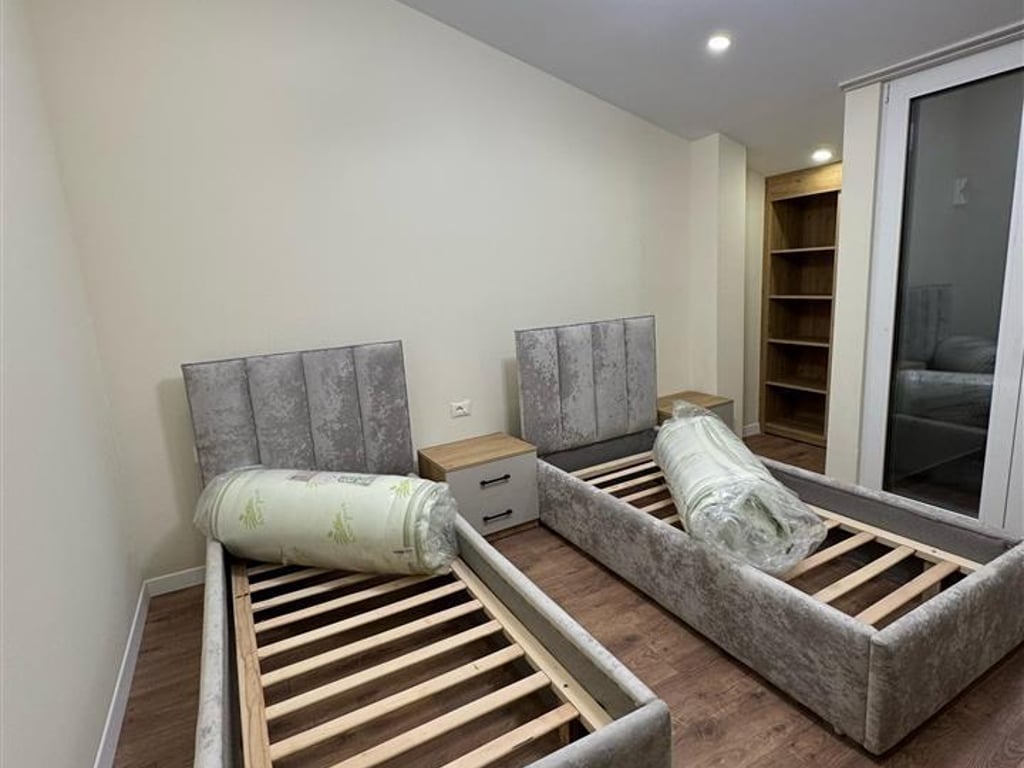 Jepet me qera vil 2 kateshe te tegu 4+1+ post parkimi