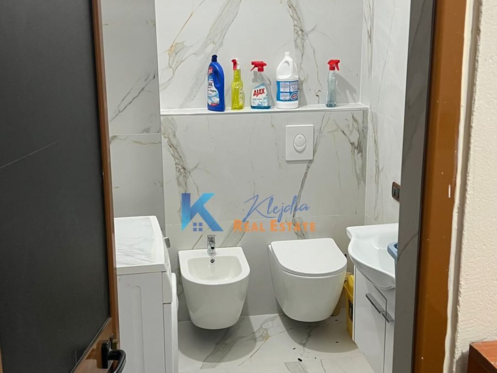 Apartament 2+1 per qira te Komuna e Parisit