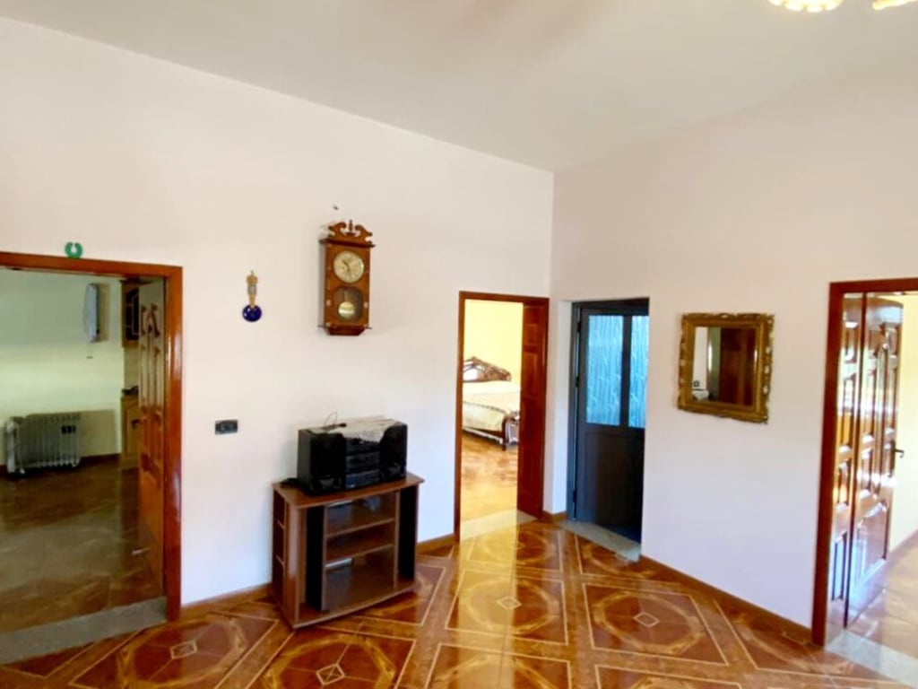 😍🏤A 4-story building is for sale by the road near "Supermarket Myftiu 2", a few meters from the main boulevard "Indrit Cara", Kavajë.