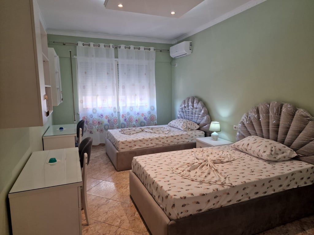 Nella zona di Don Bosco, Complesso Vision Plus, si affitta un appartamento 2+1+2 arredato. 800 Euro.