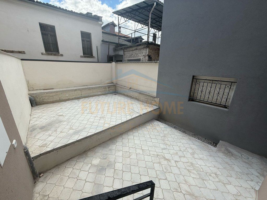 In vendita, Appartamento 2+1+ Posto Auto, Quartiere 2, Korçë (KO50101)