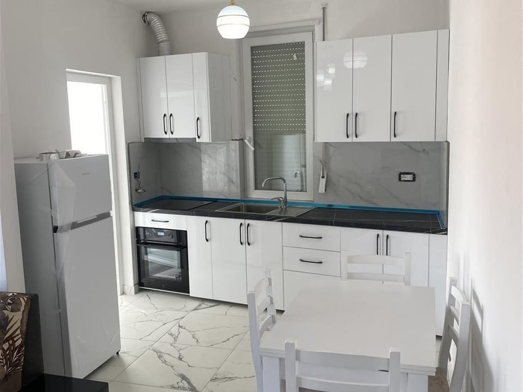 Affittasi appartamento 1+1 con posto auto, ex Mercato Elettrico (Alb-Millenium) 550 euro.