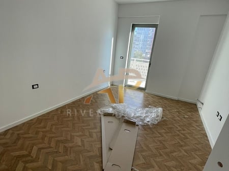 Jepet me qera apartament 1+1 i pabanuar me pare per zyre ose banim, ne pallat te sapo perfunduar