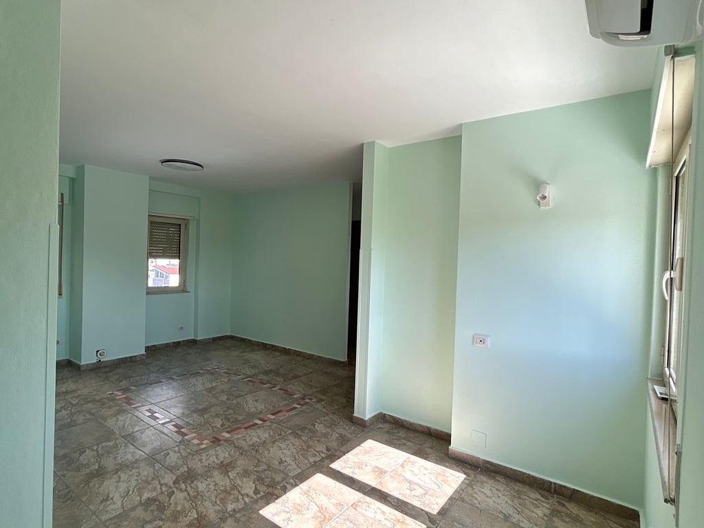 Affittasi appartamento 2+1 in Via Fortuzi.