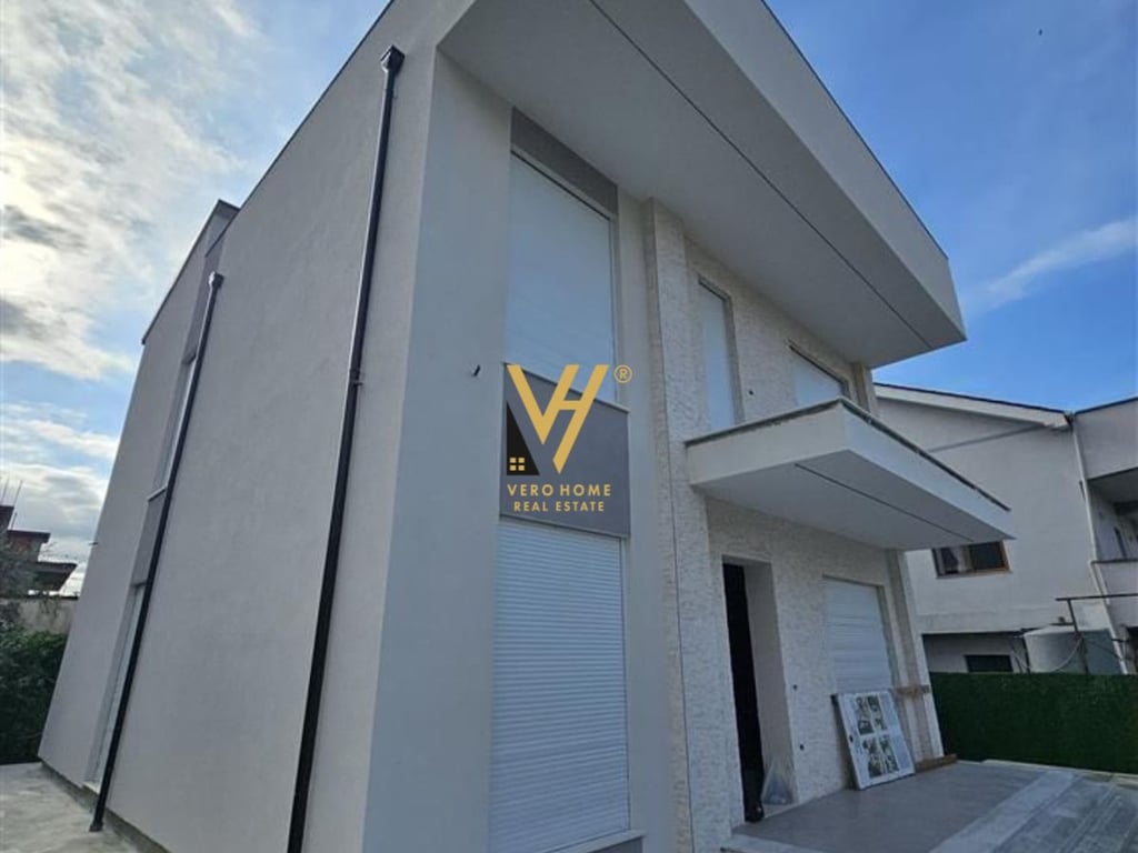 Villa a 2 Piani in Vendita a Paskuqan 230.000 Euro