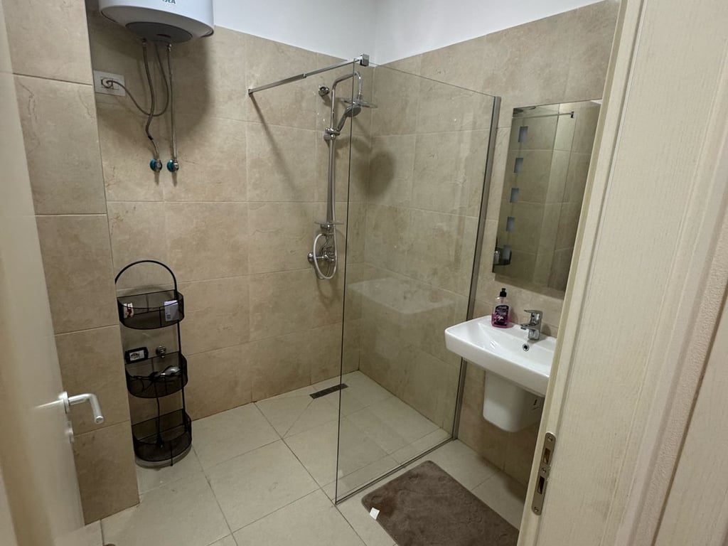 Apartment 2+1 for rent in Komuna e Parisit 700 euros.