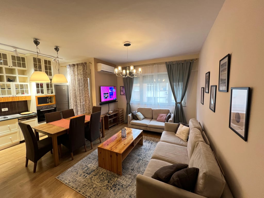 Apartament 2+1+2 me qira tek Komuna e Parisit, Prane Qendres Kristal