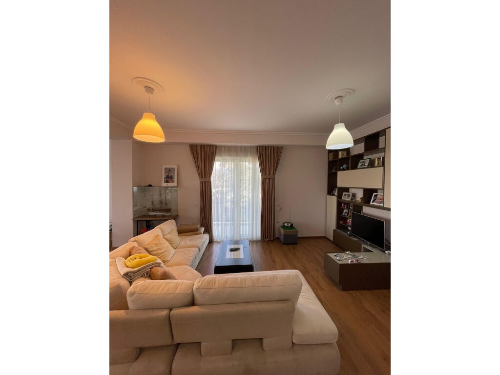 Shitet apartament tek stadiumi Dinamo