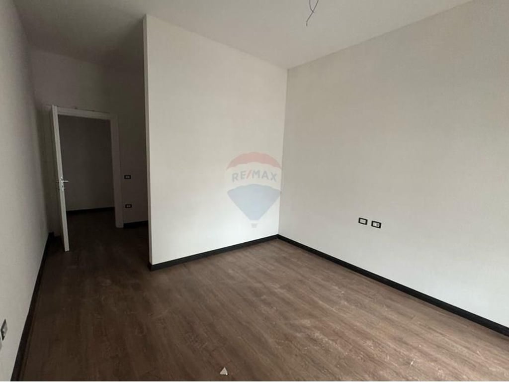 Shitet Apartament 2+1+2 Tek Porta e Re