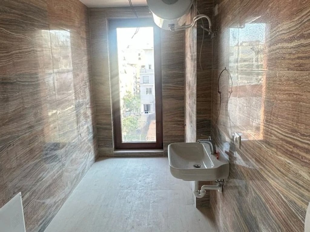 In Via Kavajë si affitta l'intero quinto piano di un nuovo palazzo a 2400 €.