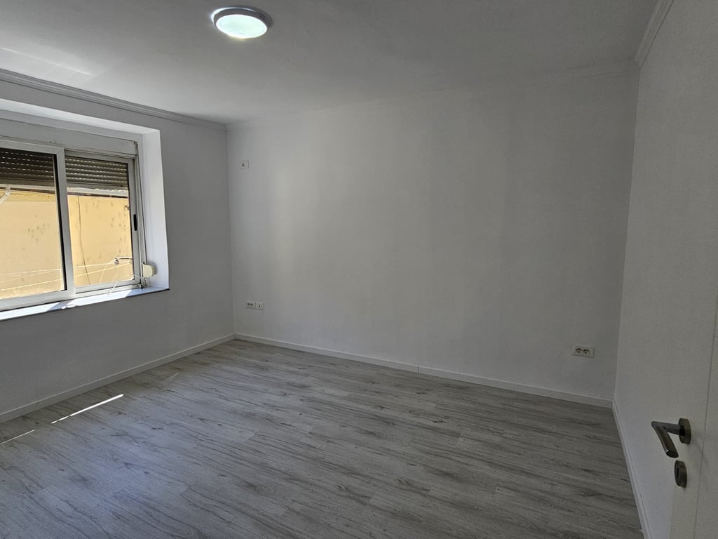 2+1 di fronte alla scuola Harry Fultz, Stazione dei treni