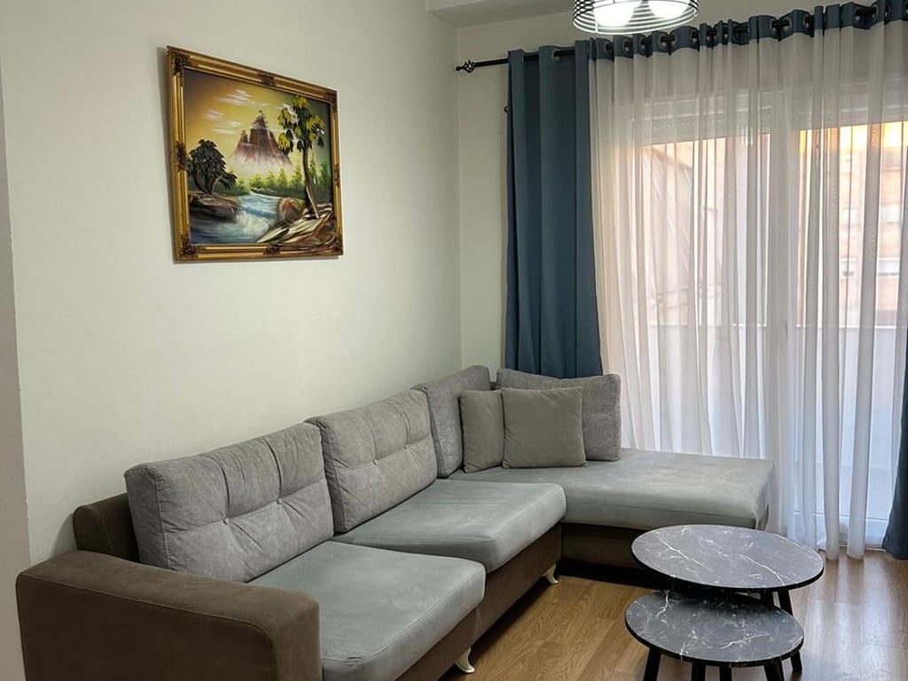 Jepet me qera Apartamenti 1+1 , Brryl perballe Maternitetit te Ri 500 mije leke 